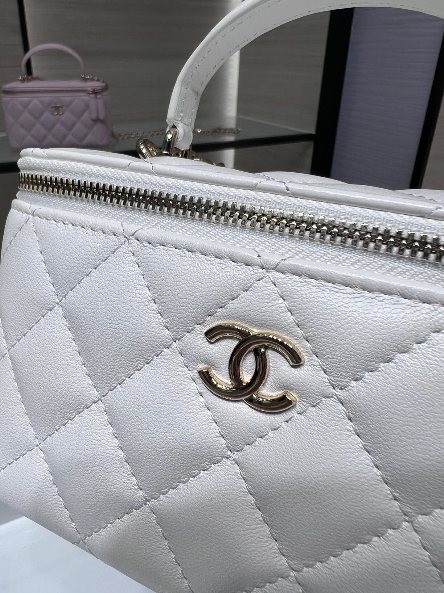 Vanity case with Chanel chain