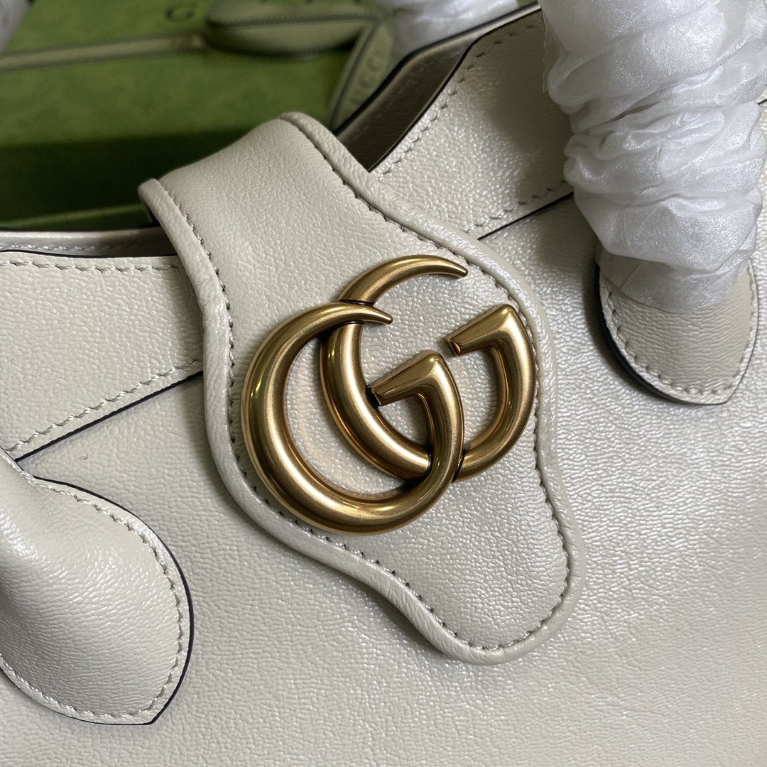 GG Marmont -laukku GUCCI-logotaululla