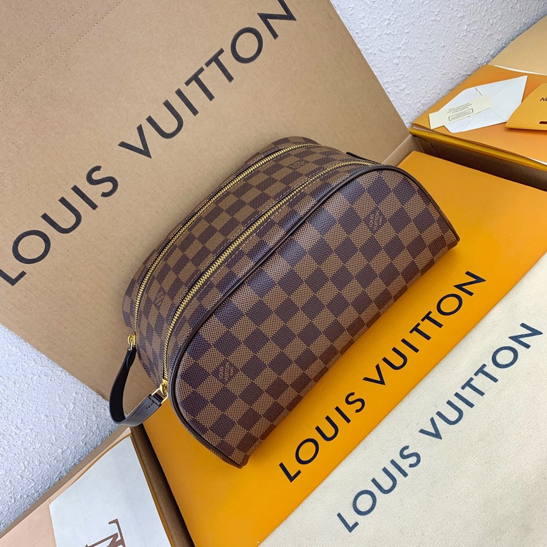 TOILETTAS DOPP KIT Louis Vuitton – KJ VIPS