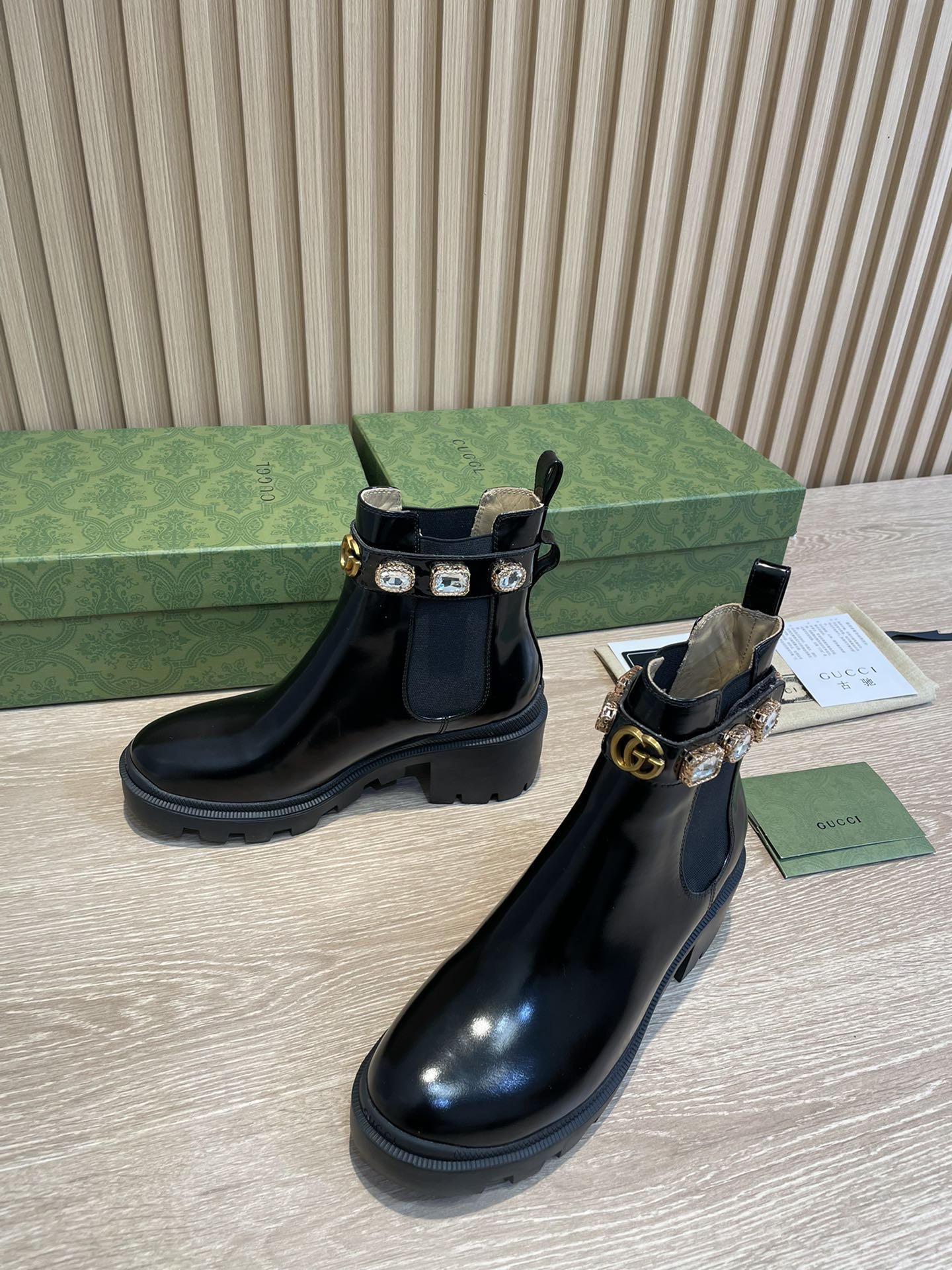 Leather ankle boot with GUCCI loop