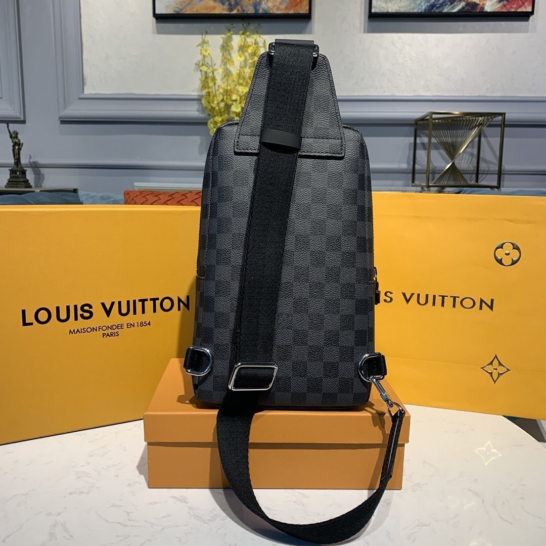AVENUE Louis Vuitton CROSSBODY RUCKSACK