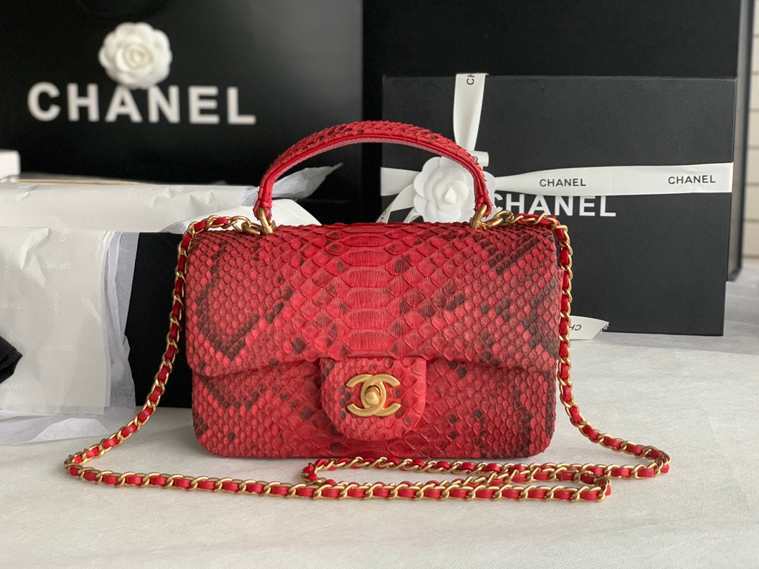 Bolso pequeño con solapa y asa de mano Chanel – KJ VIPS