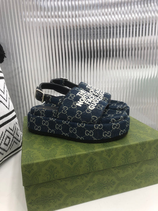 Sandalia con plataforma GG Gucci