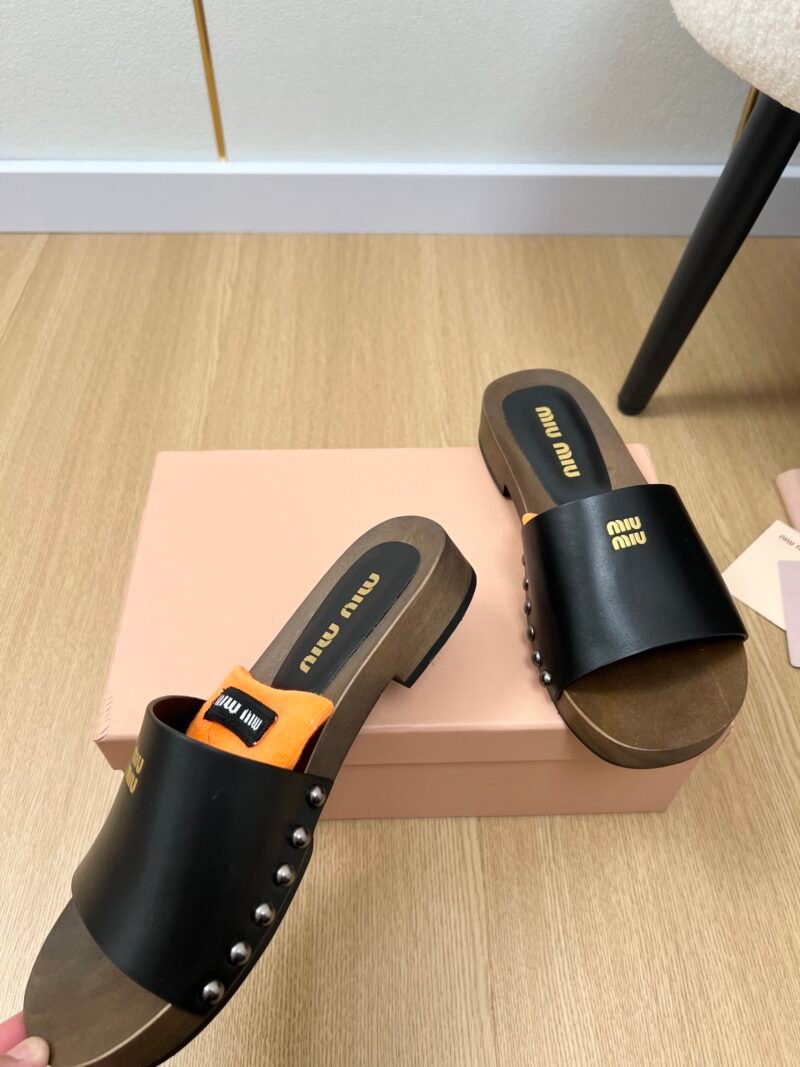 Zuecos de piel Miu Miu - Imagen 2