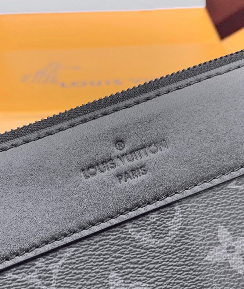 Cartera de mano Pochette Voyage Souple Louis Vuitton - Imagen 7