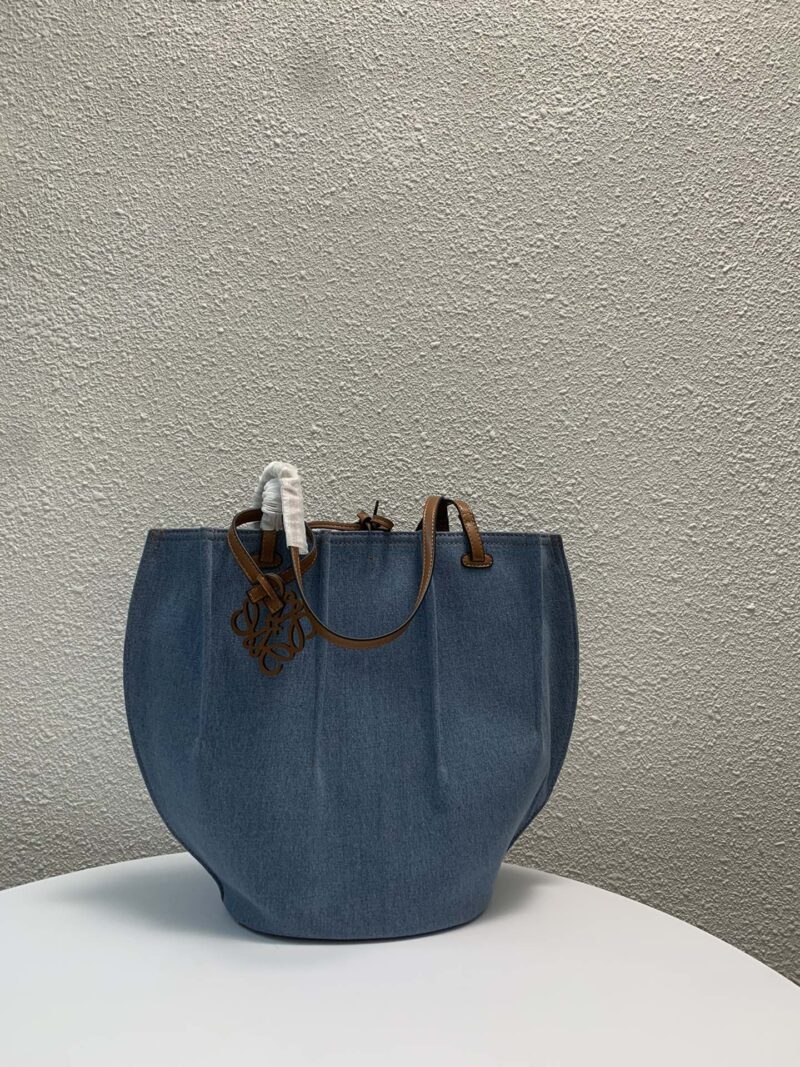 Bolso Shell Tote pequeño en piel de ternera clásica LOEWE - Imagen 6