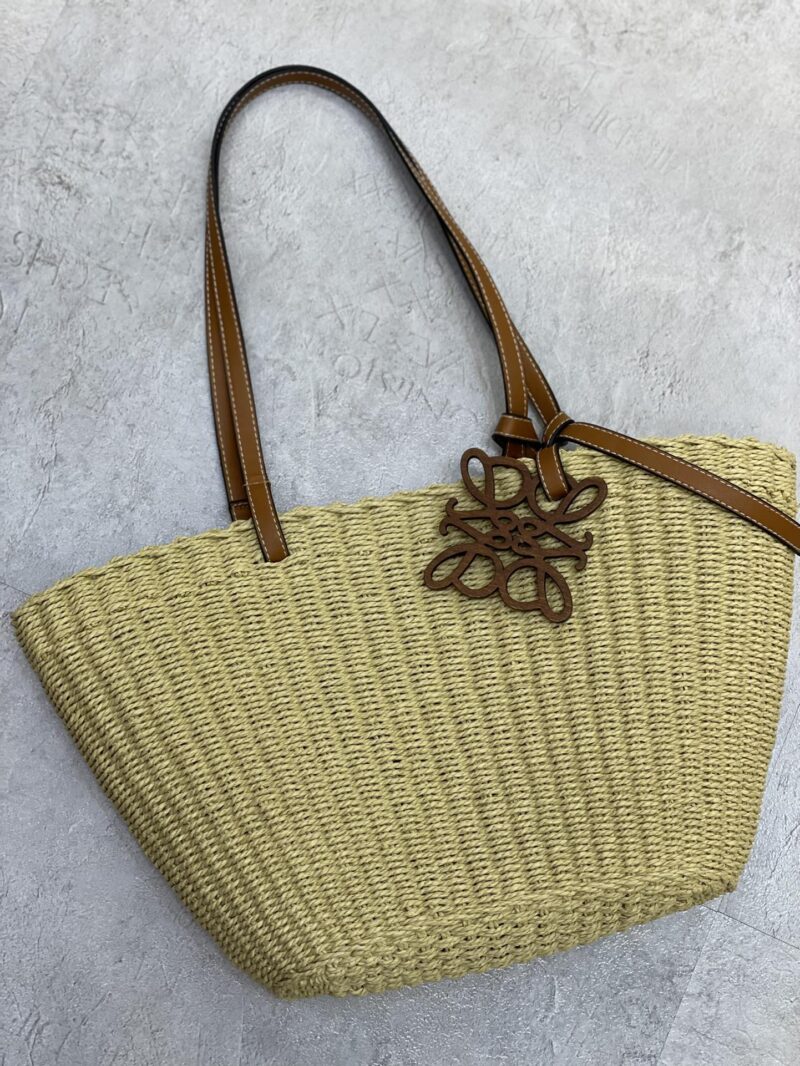 Bolso Shell Basket pequeño en hierba de elefante y piel LOEWE