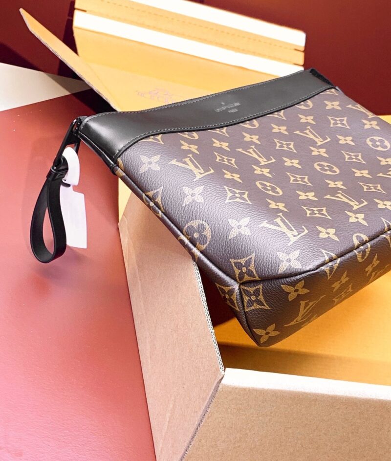 Cartera de mano Pochette Voyage Souple Louis Vuitton - Imagen 6