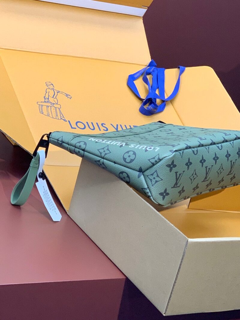 Cartera de mano Pochette Voyage Souple Louis Vuitton - Imagen 9