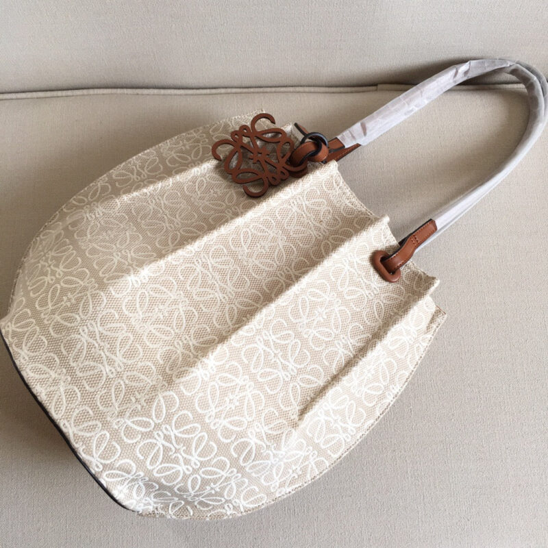 Bolso Shell Tote pequeño en piel clásica LOEWE