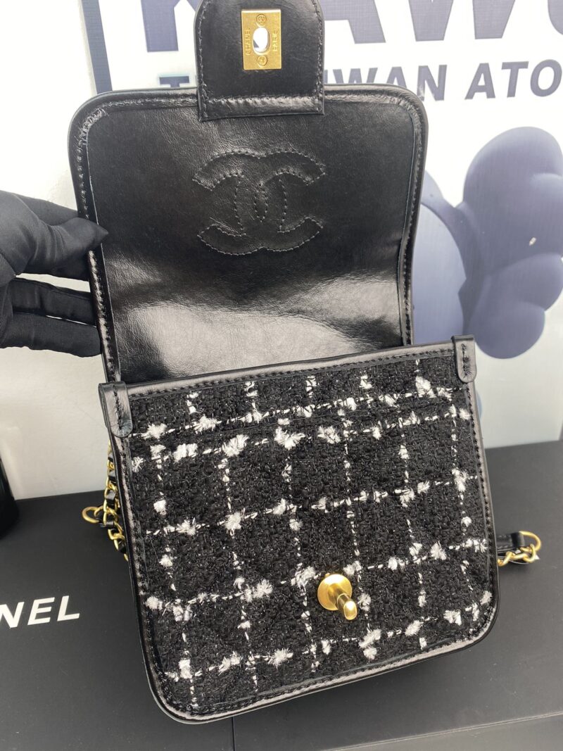 Bolso pequeño con solapa y asa de mano CHANEL - Image 8