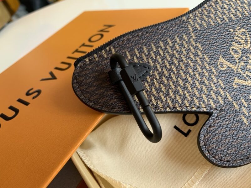 MONEDERO Y TARJETERO BEAR  Louis Vuitton - KJ PLUS