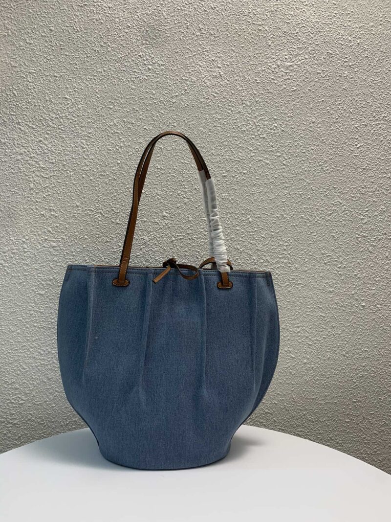 Bolso Shell Tote pequeño en piel de ternera clásica LOEWE - Imagen 4