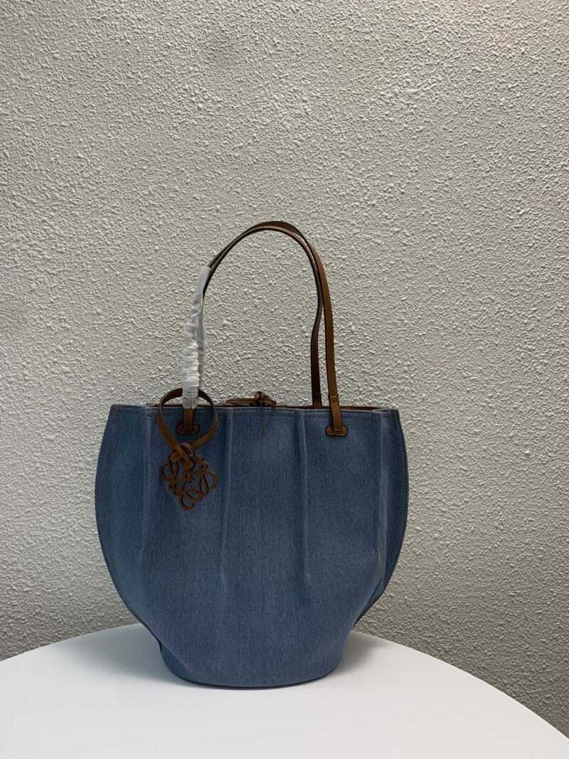 Bolso Shell Tote pequeño en piel de ternera clásica LOEWE