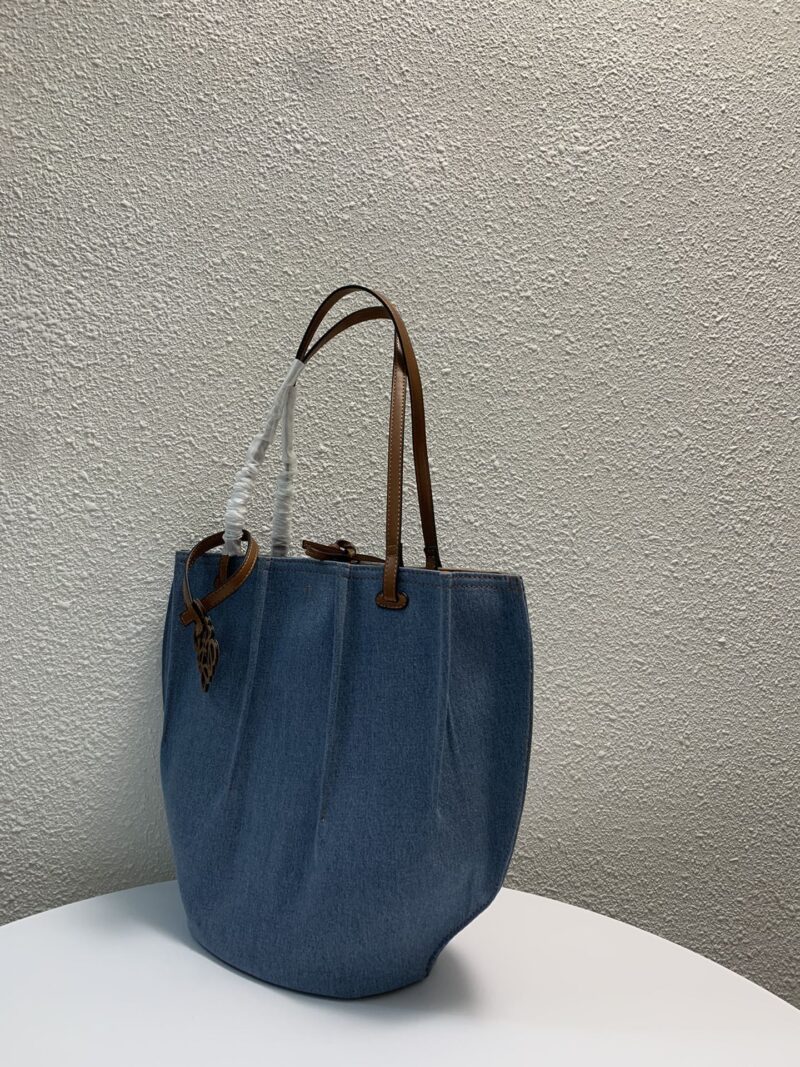 Bolso Shell Tote pequeño en piel de ternera clásica LOEWE - Imagen 2