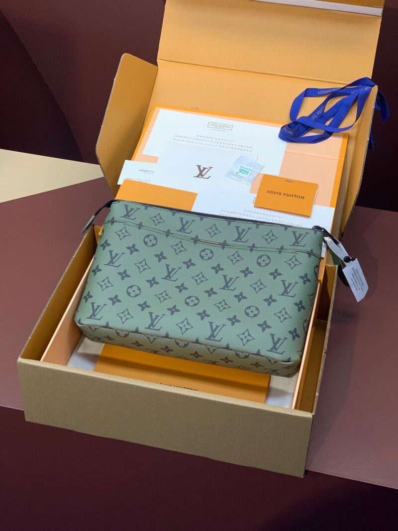 Cartera de mano Pochette Voyage Souple Louis Vuitton - Imagen 4