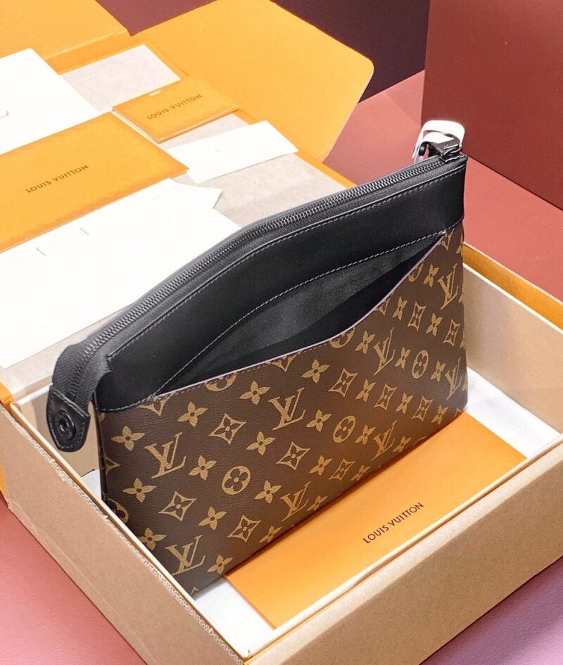 Cartera de mano Pochette Voyage Souple Louis Vuitton - Imagen 4