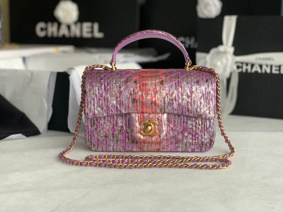 Bolso pequeño con solapa y asa de mano Chanel