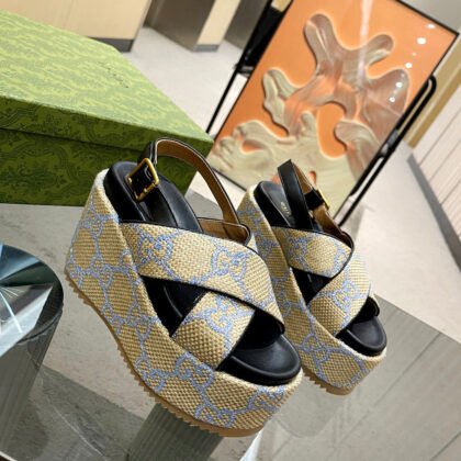 Sandalia con plataforma y GG Gucci