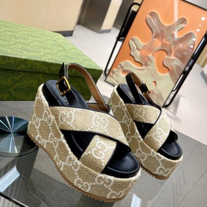 Sandalia con plataforma y GG Gucci
