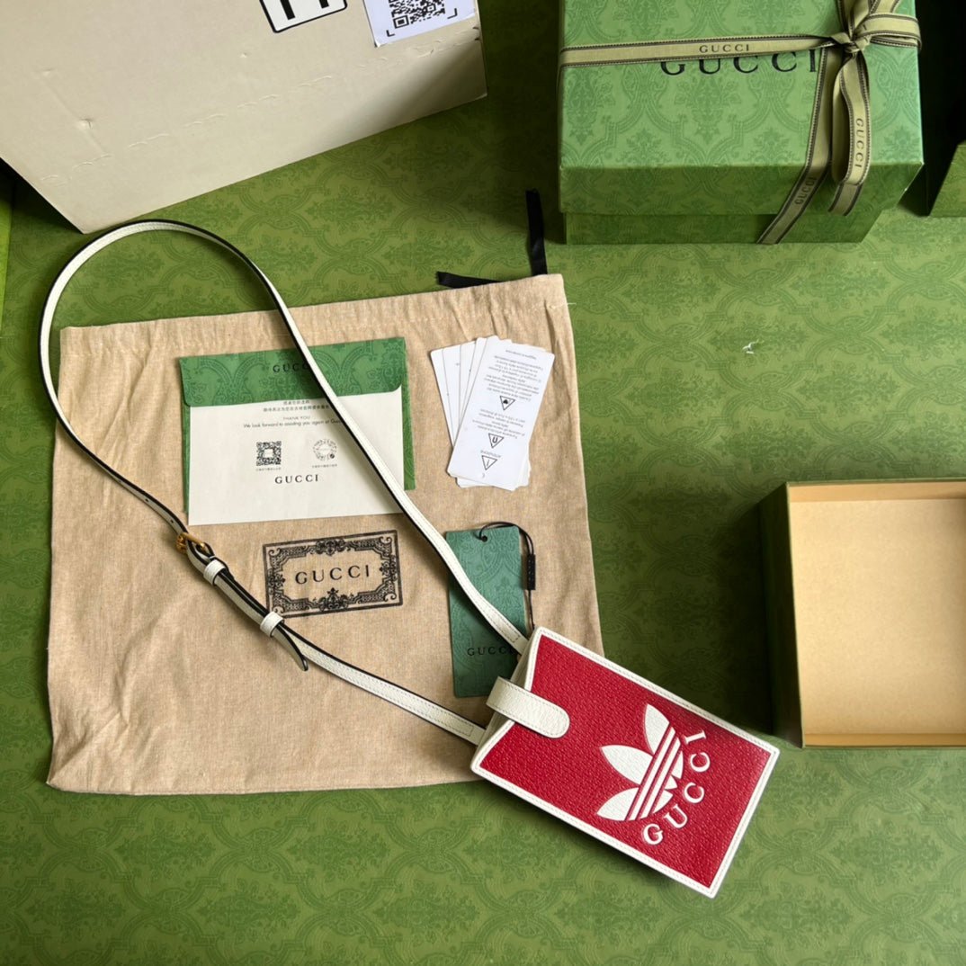 Funda de teléfono adidas x Gucci