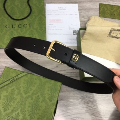 Cinturón con hebilla cuadrada y GG Gucci