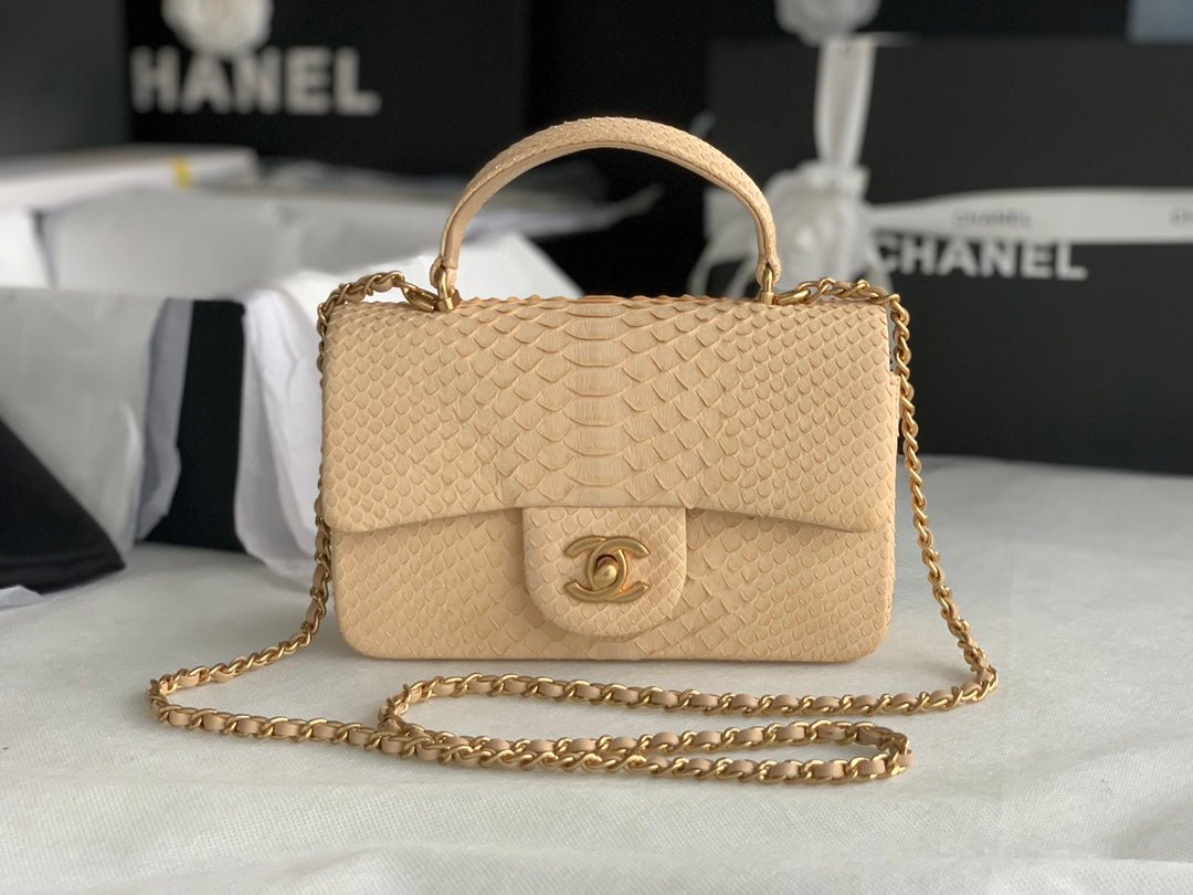 Bolso pequeño con solapa y asa de mano Chanel