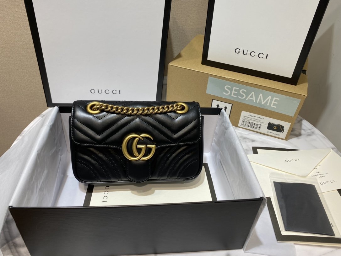 Bolso de Hombro GG Marmont Pequeño de Matelassé GUCCI