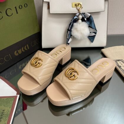 Sandalia tipo chancla con GG Gucci