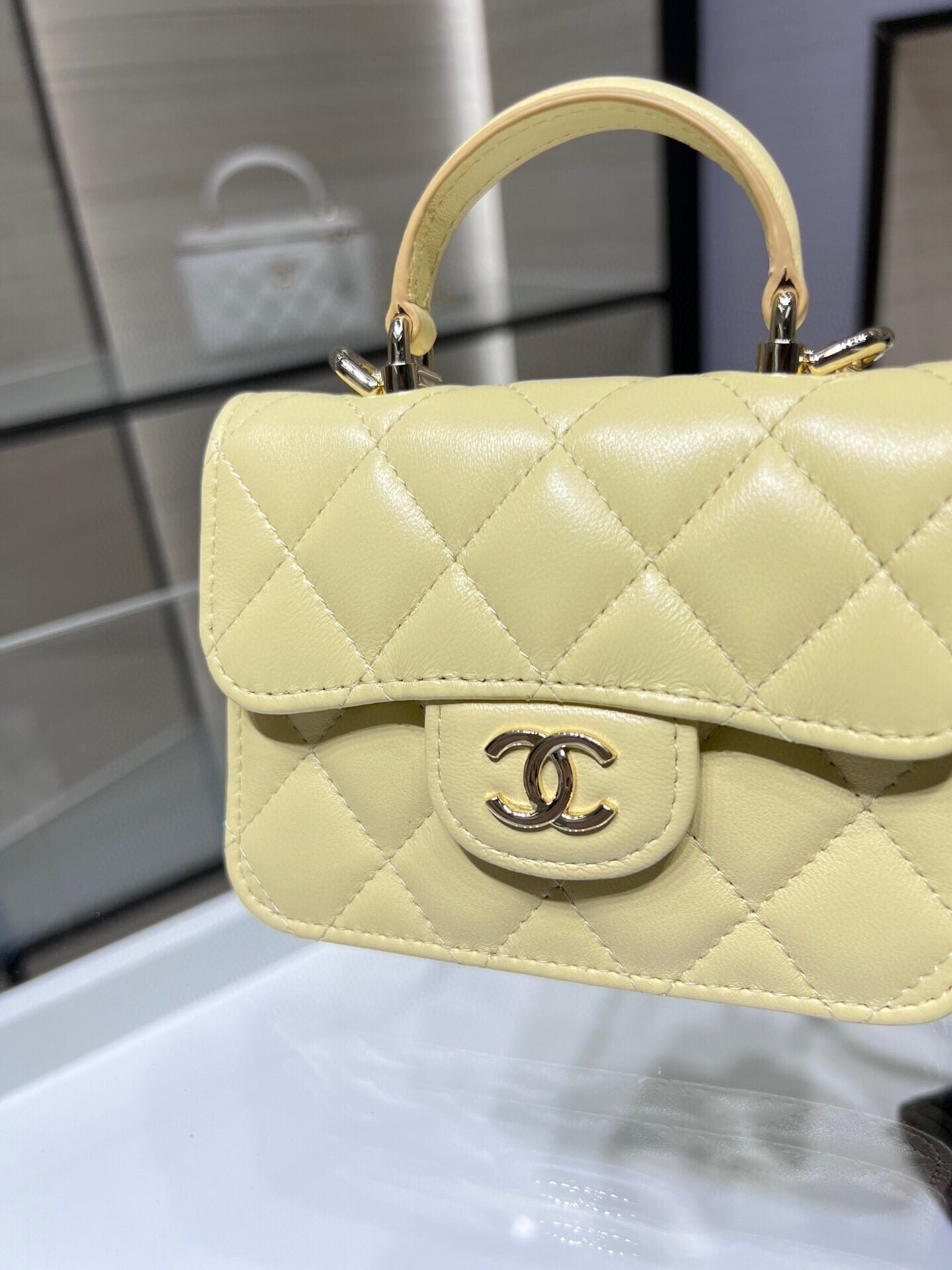Bolso mini con solapa y asa de mano Chanel