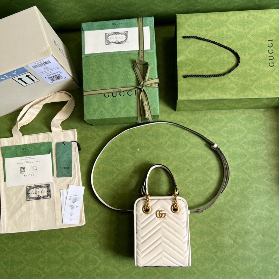 Minibolso GG Marmont de matelassé GUCCI