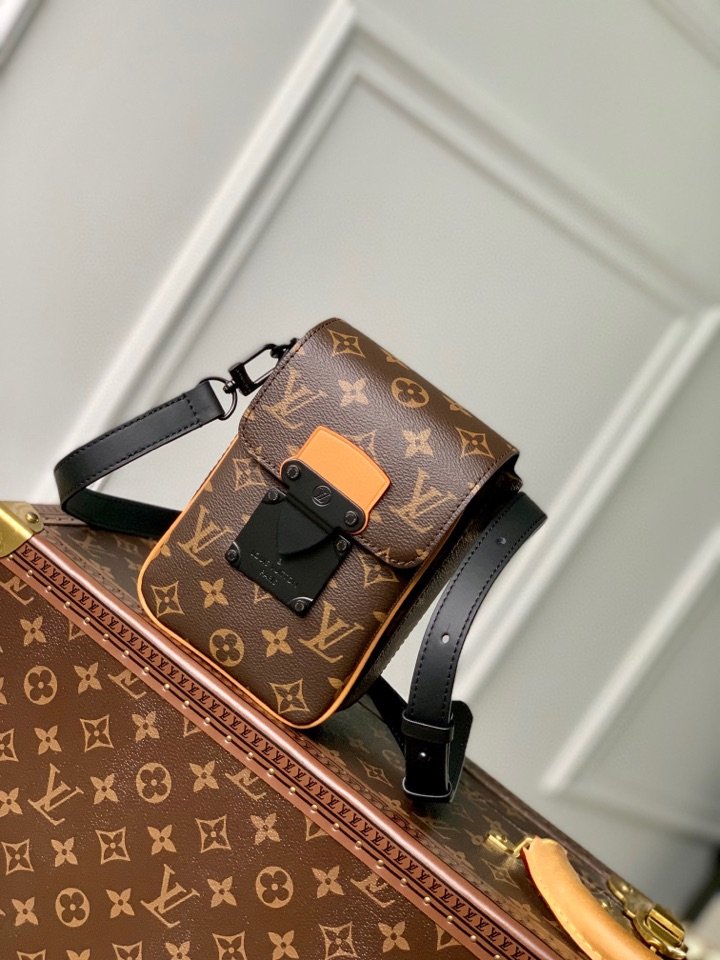 Cartera S-Lock Vertical con bandolera LOUIS VUITTON