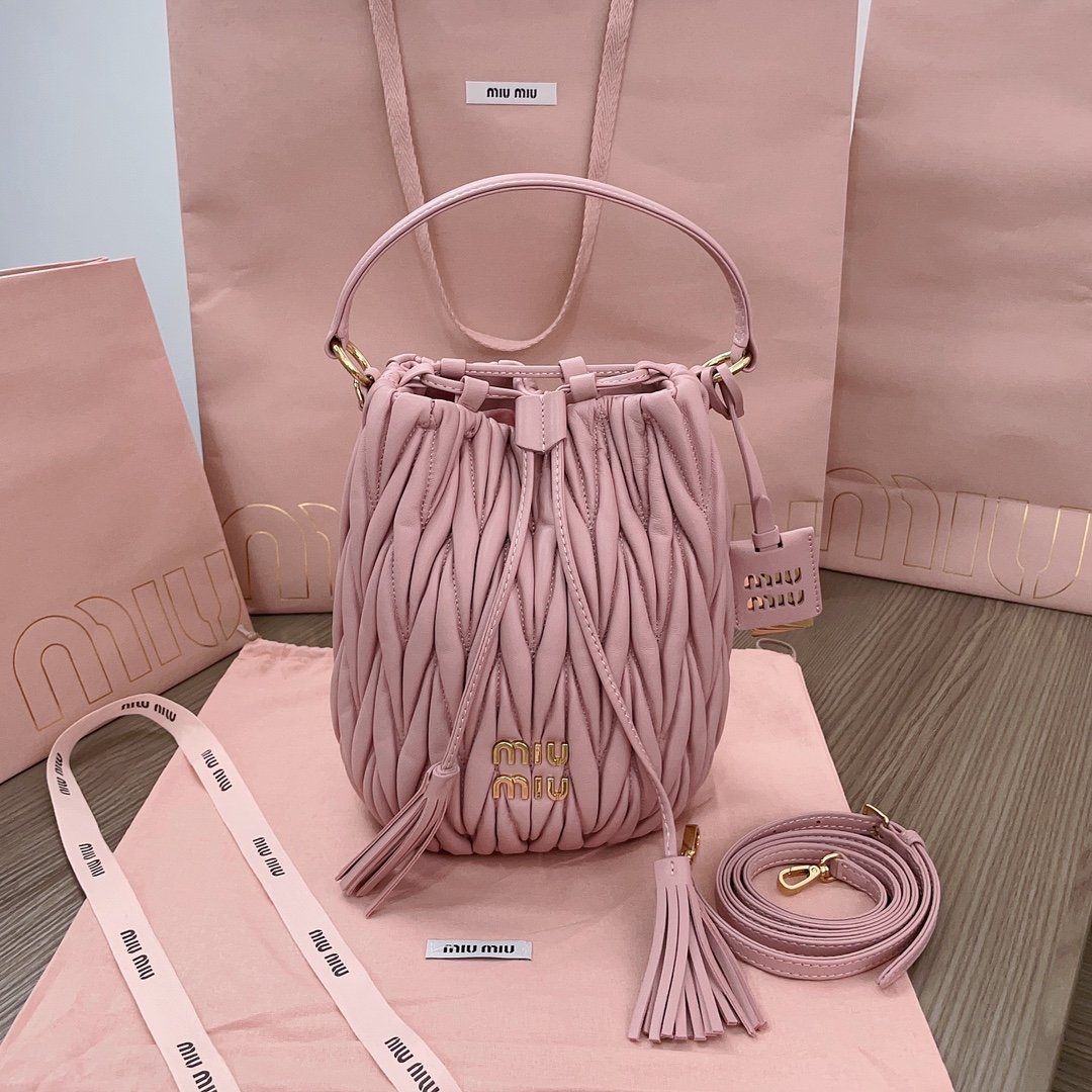 Bolso saco de napa Matelassé Miu Miu