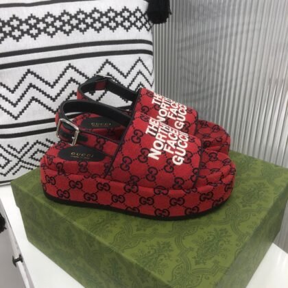 Sandalia con plataforma GG Gucci