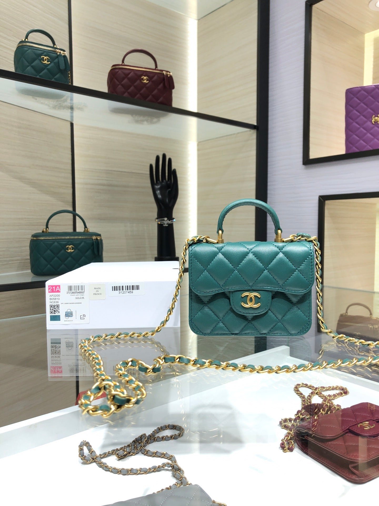 BOLSO MINI CON SOLAPA Y ASA DE MANO CHANEL