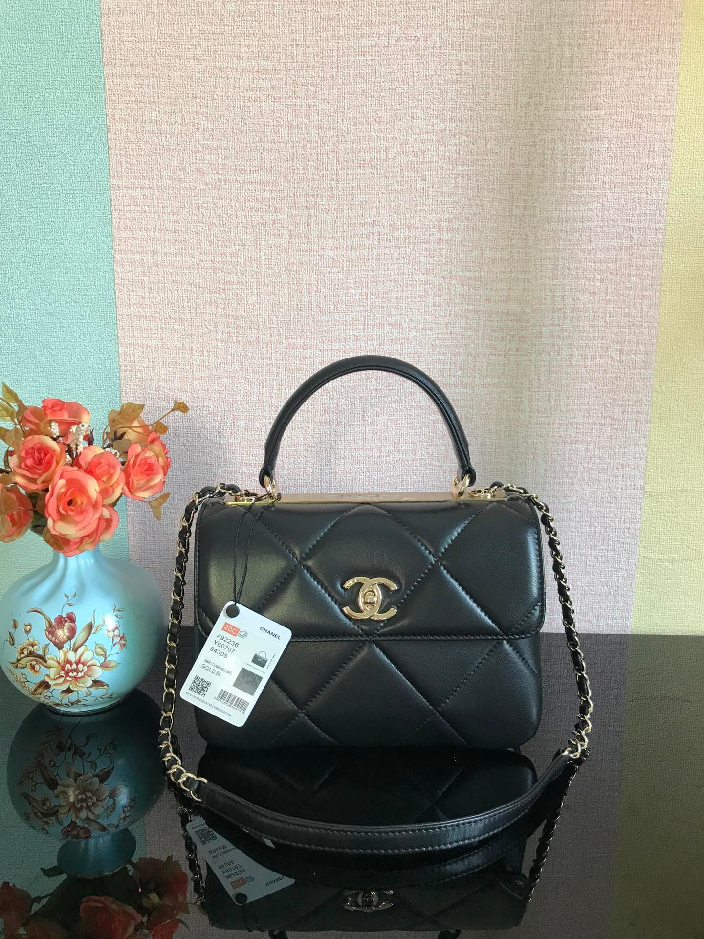 Bolso con solapa y asa de mano Chanel