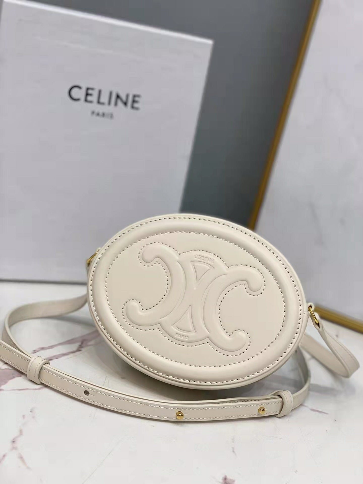 Bolso Ovalado de Piel Triomphe Celine