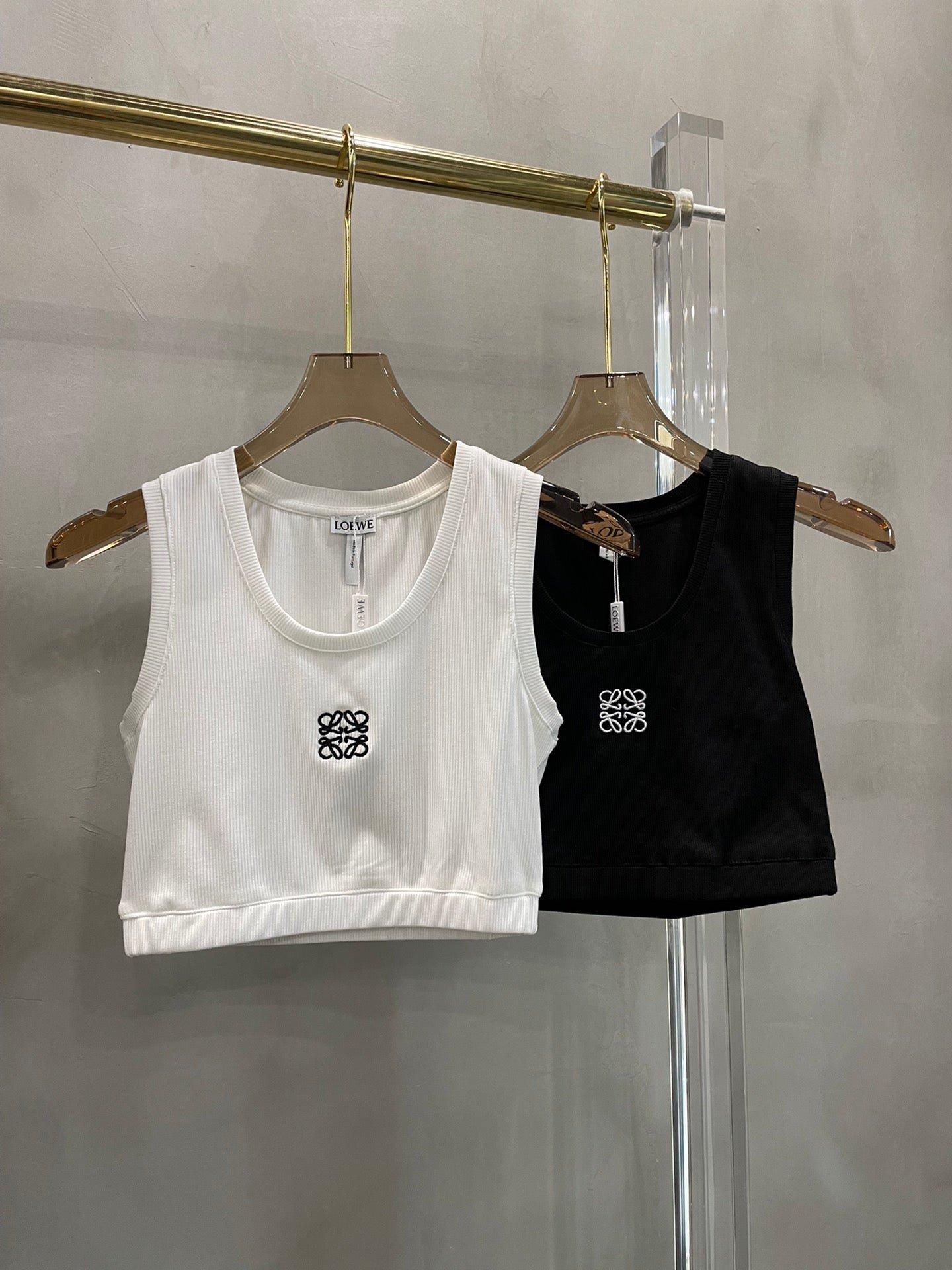 Camiseta cropped Anagram Loewe
