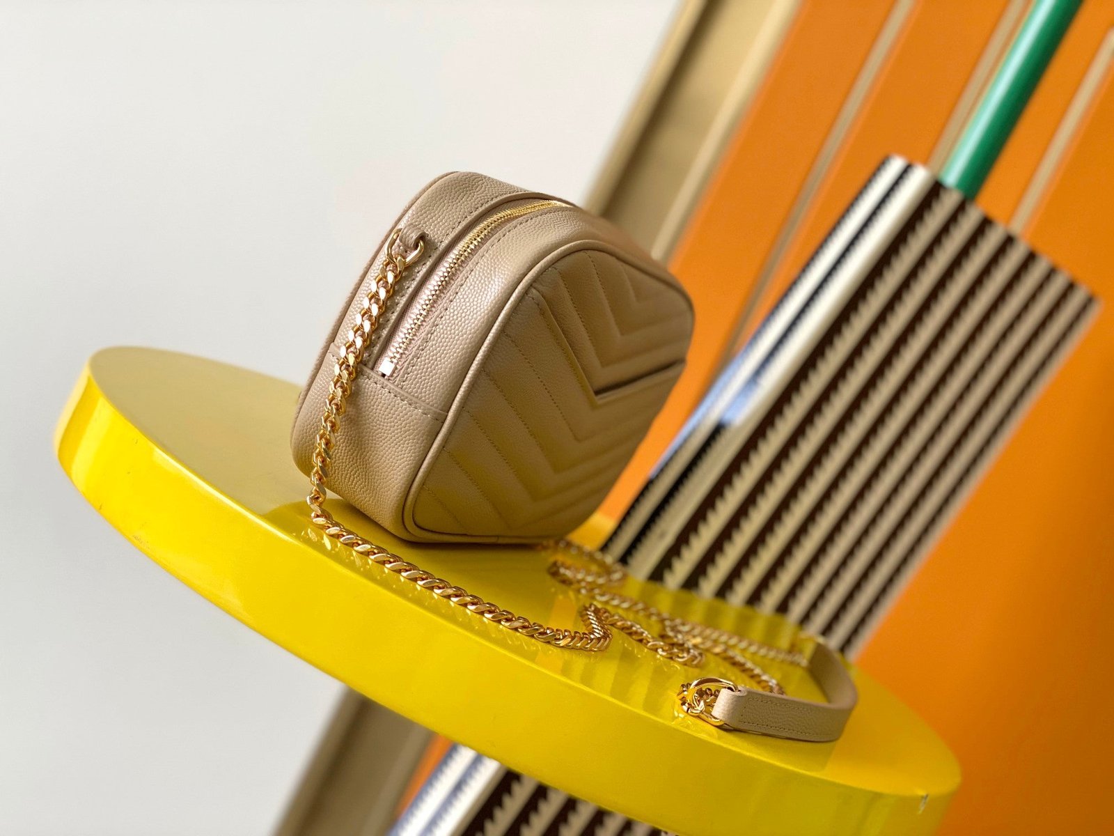 MINIBOLSO LOU DE PIEL ACOLCHADA YSL - Imagen 4