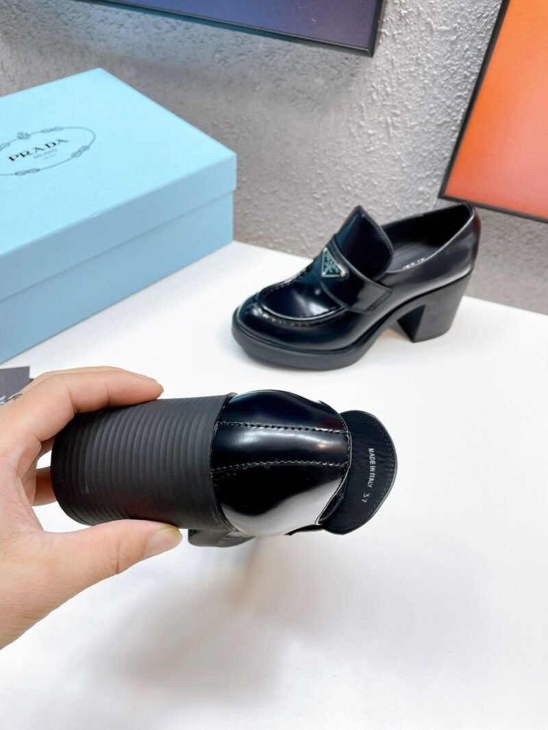 Mocasines de tacón piel cepillada PRADA - Imagen 7