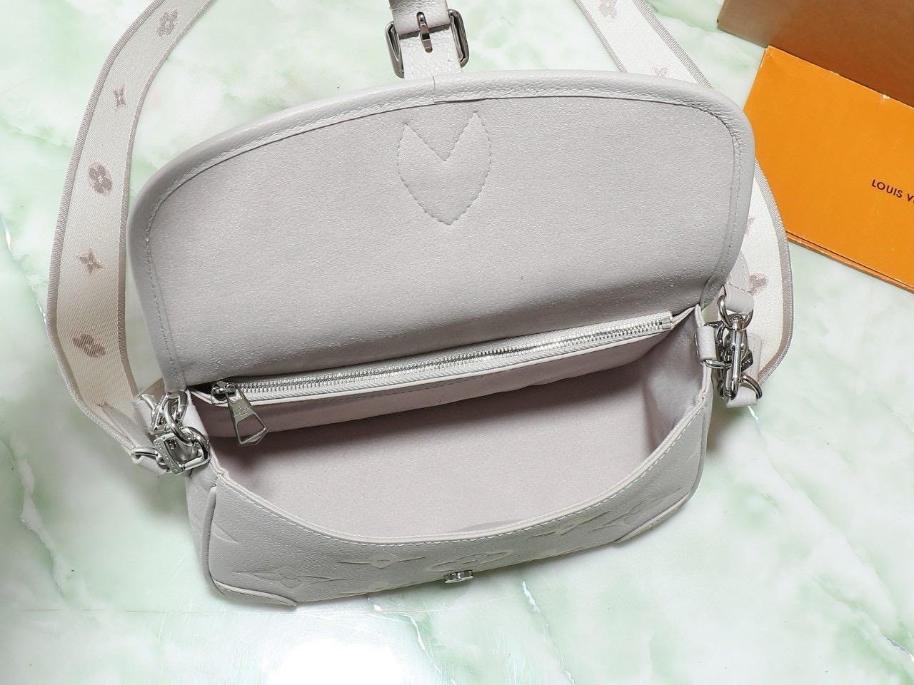 Bolso Diane Louis Vuitton - Imagen 8