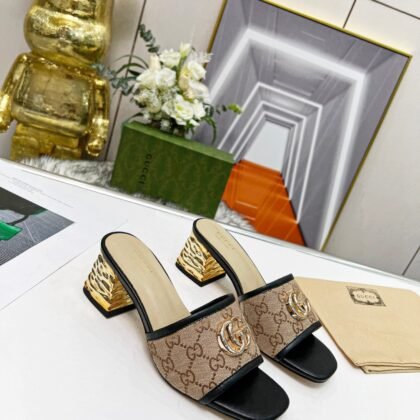 Sandalia tipo tacón con Doble G Gucci