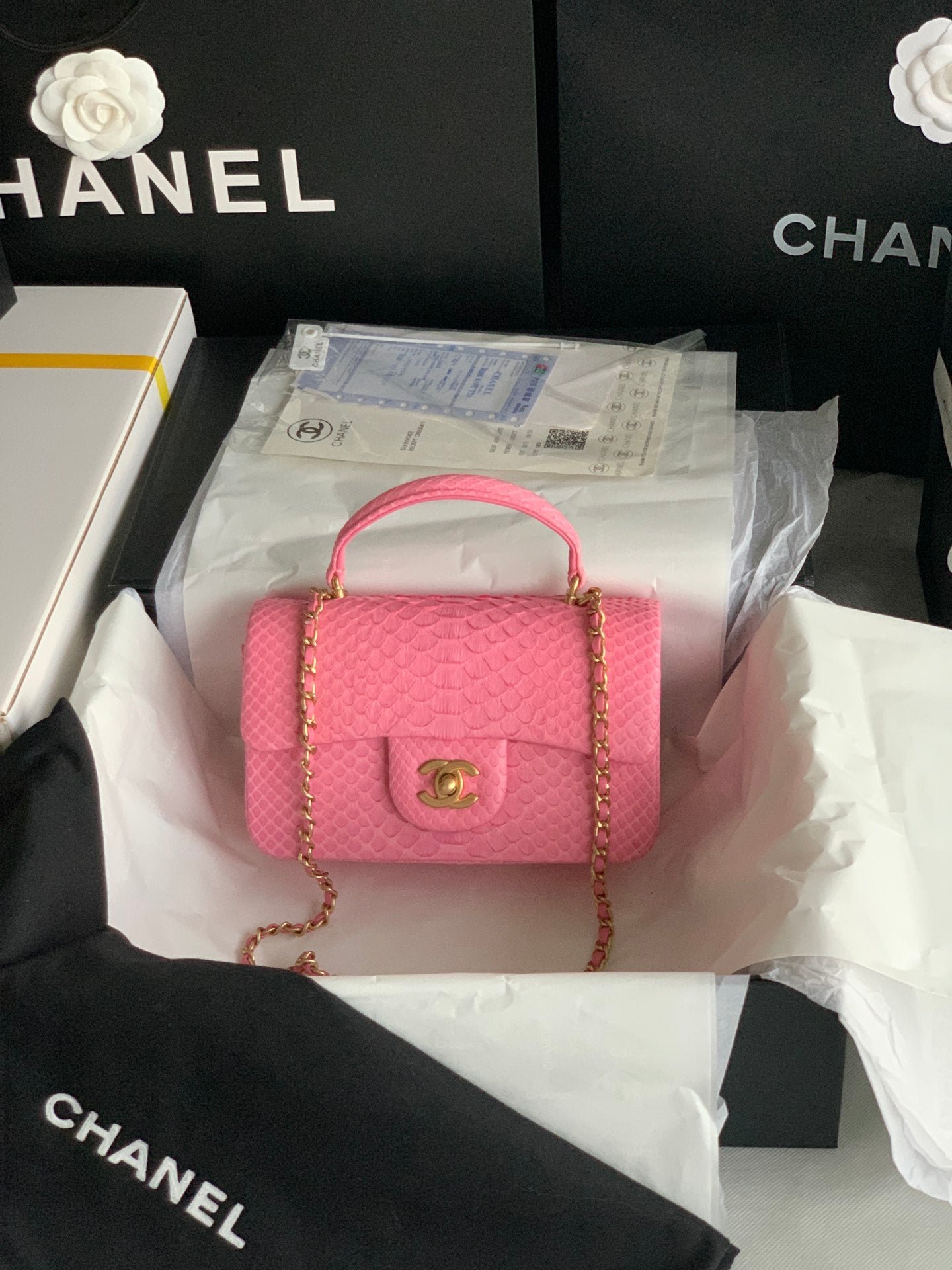 Bolso pequeño con solapa y asa de mano Chanel