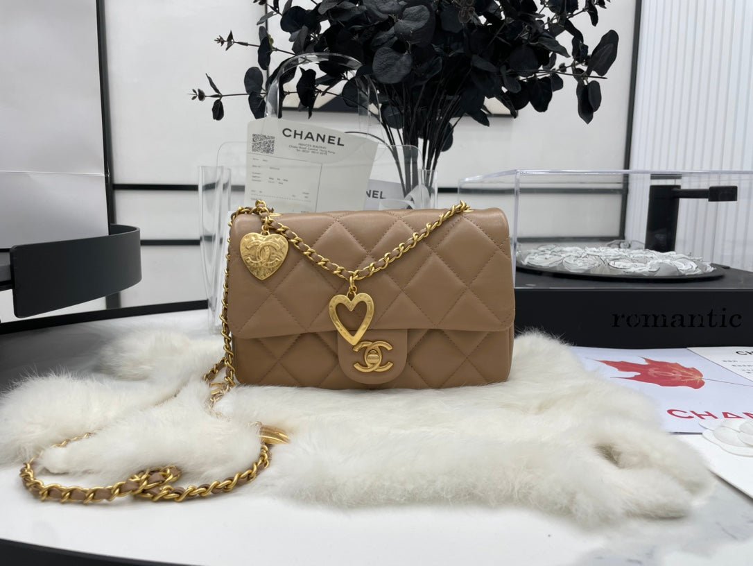 Bolso mini con solapa Chanel