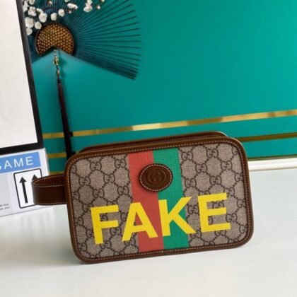 Neceser con estampado "Fake/Not" GUCCI