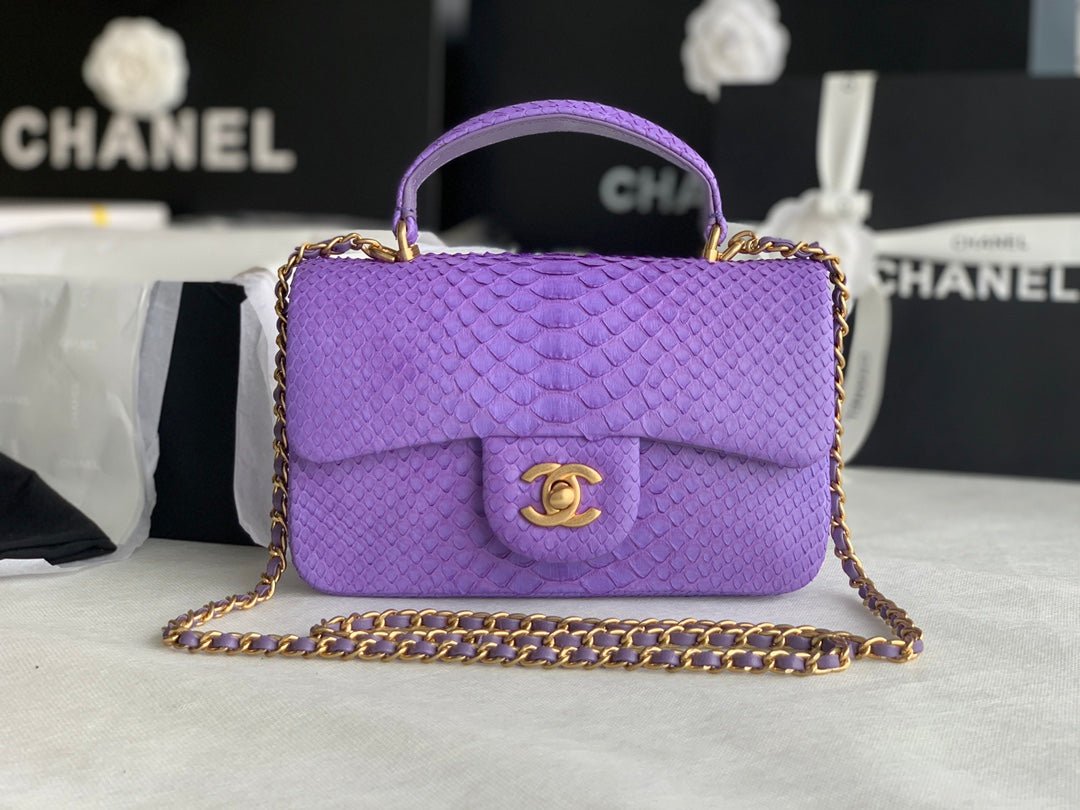 Bolso pequeño con solapa y asa de mano Chanel