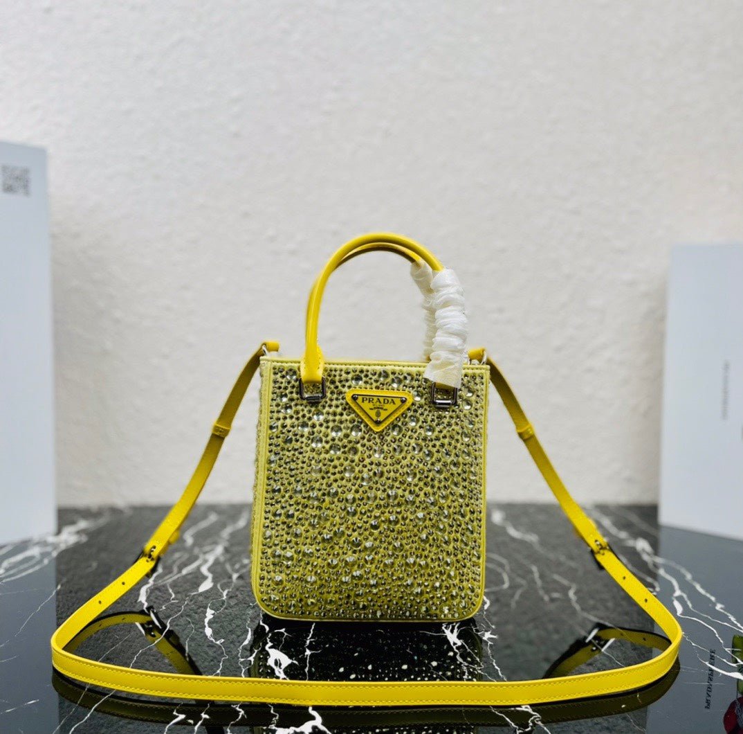 Bolso de satén Prada Cleo con cristales