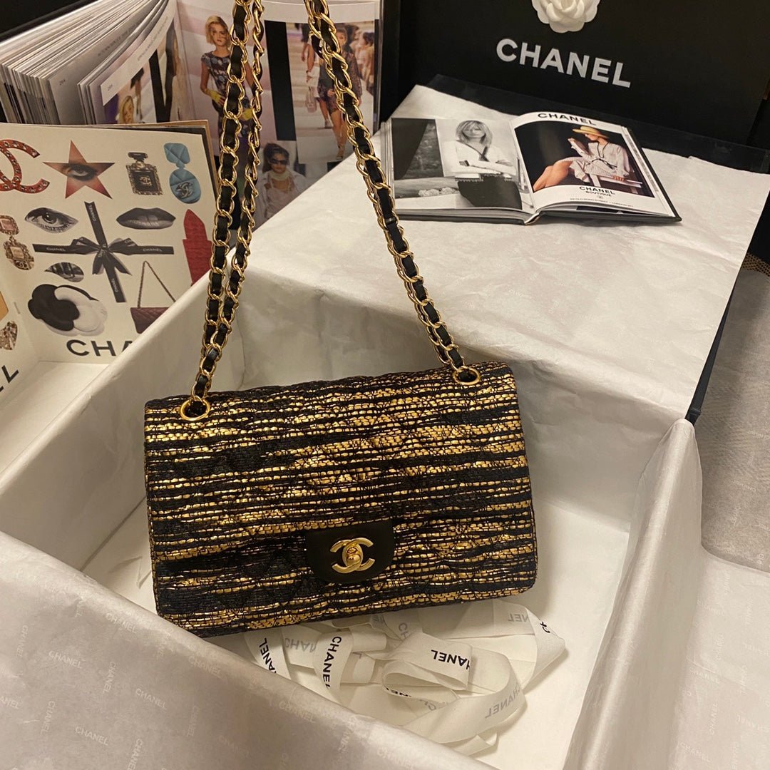 Bolso pequeño con solapa y asa de mano Chanel