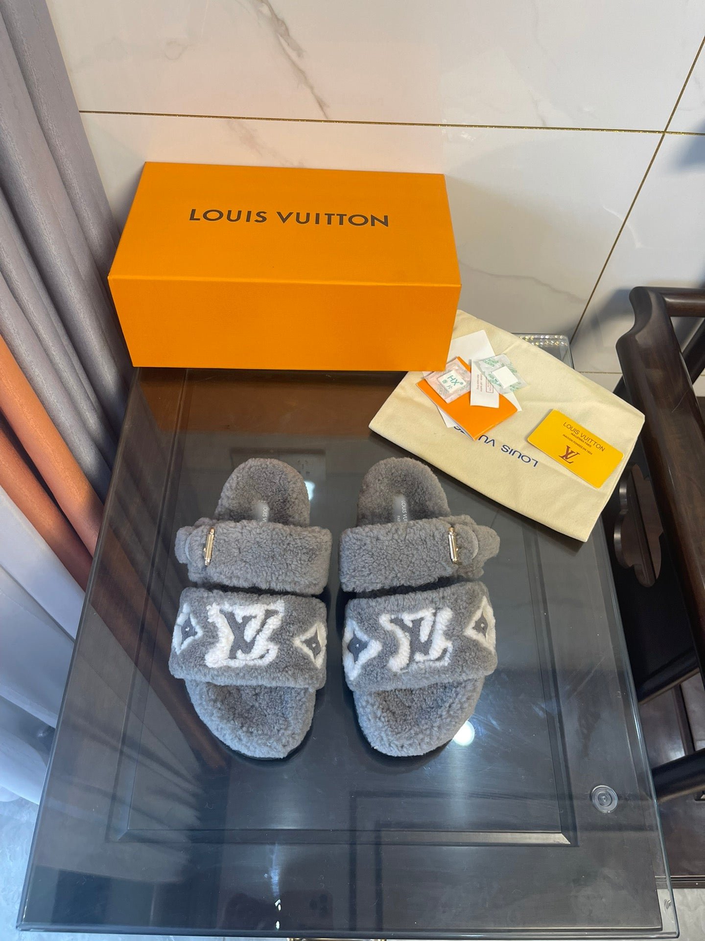 Mule Plano Paseo Comfort con Hebilla Louis Vuitton