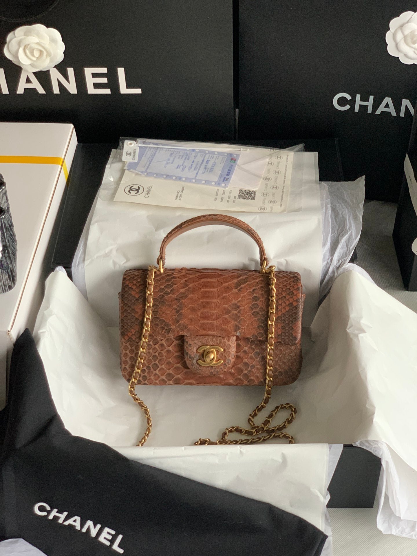 Bolso pequeño con solapa y asa de mano Chanel
